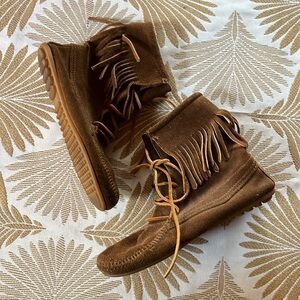 Minnetonka fringe boot 🤎